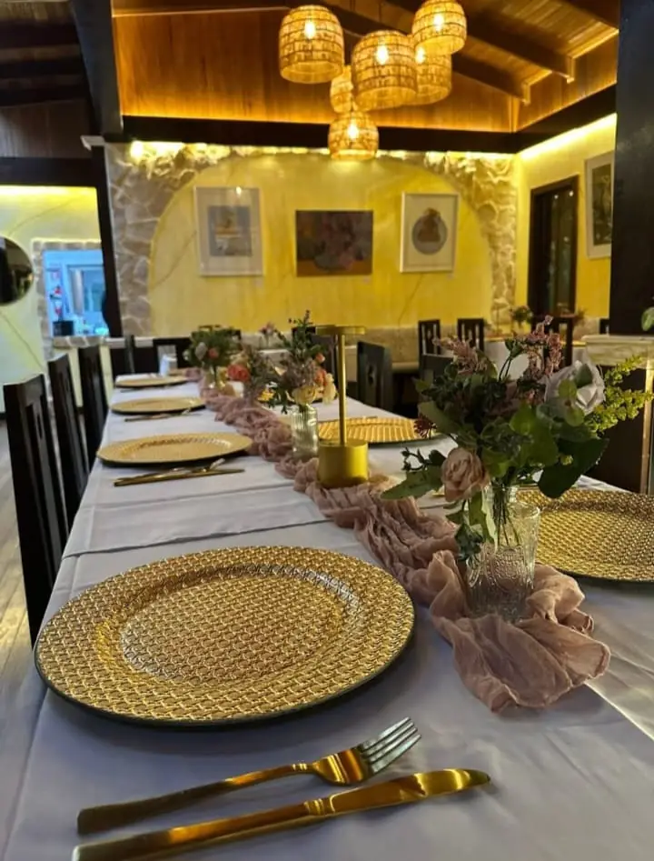 Mesa con platos dorados en el salón